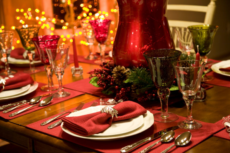 Red and green formal table setting | Thanksgiving.com