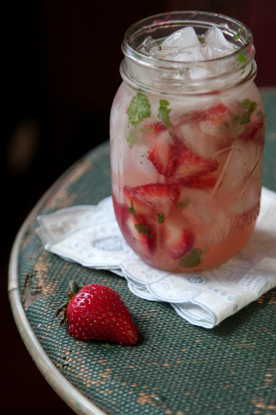 Mint julep with strawberries and moonshine
