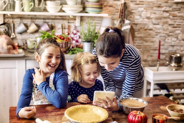 C:\Users\njp\Documents\Grateful\Thanksgiving\mom and daughters making pumpkin pie.jpg