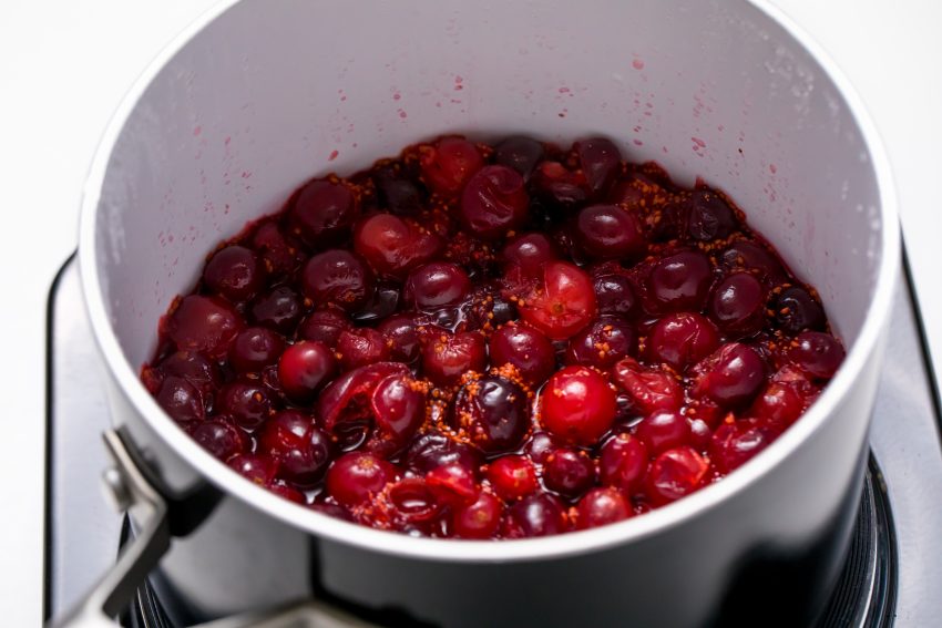 5D4B7146 - Crunchy Cranberry Sauce - Cook the cranberries in sugar and water