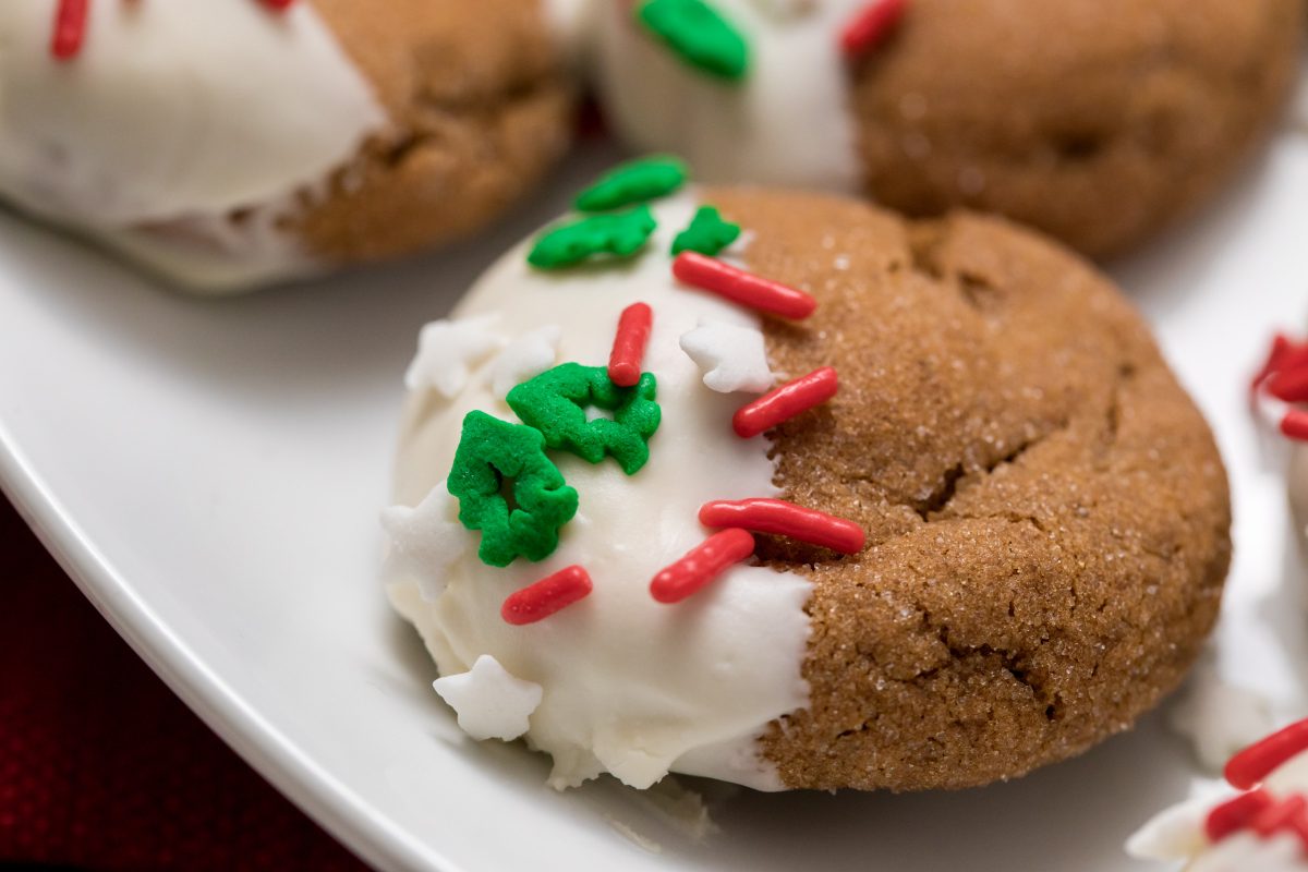 5D4B5663 - White Chocolate Dipped Gingerbread Cookies