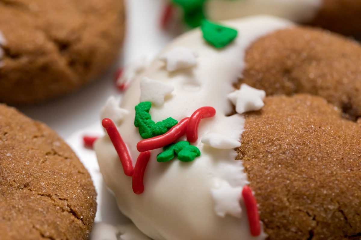 5D4B5668 - White Chocolate Dipped Gingerbread Cookies